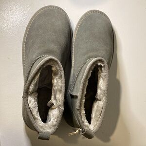 Cushionaire Gray Suede Boots
